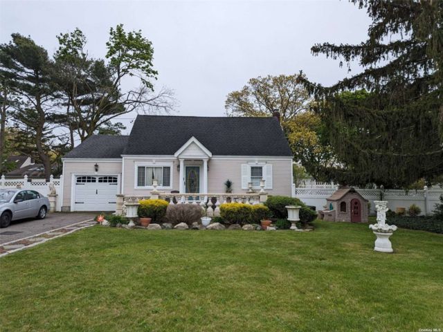  3 BR,  2.00 BTH &nbsp;Exp cape style home in Islip