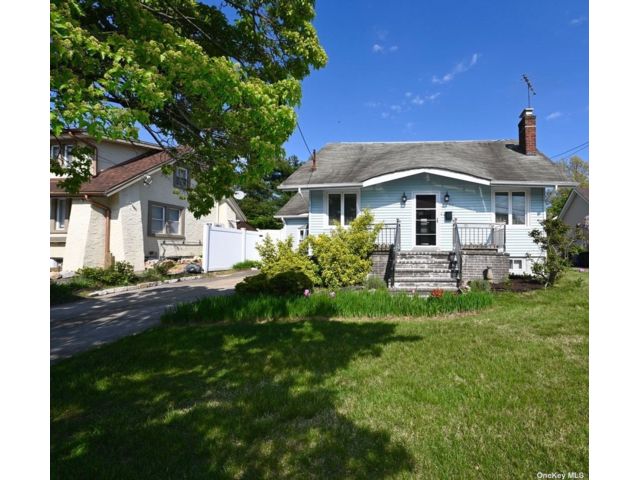  4 BR,  2.00 BTH &nbsp;Exp cape style home in Oceanside