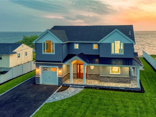  3 BR,  3.00 BTH &nbsp;Colonial style home in Shirley