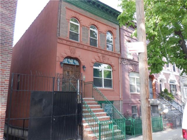  5 BR,  3.00 BTH &nbsp;Tri-level style home in Longwood