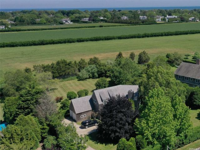  4 BR,  3.00 BTH &nbsp;Contemporary style home in Bridgehampton