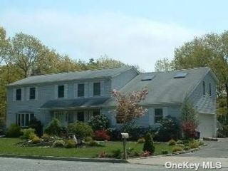  5 BR,  5.00 BTH &nbsp;Colonial style home in Holtsville