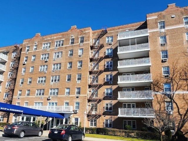  2 BR,  2.00 BTH &nbsp;High rise style home in Howard Beach