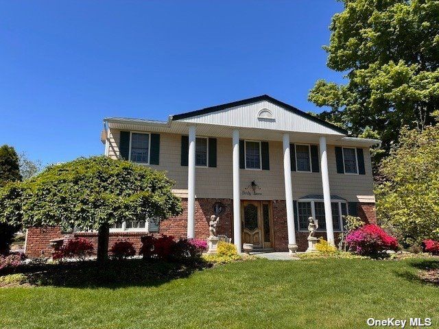  4 BR,  2.00 BTH &nbsp;Colonial style home in Smithtown