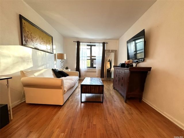  1 BR,  1.00 BTH &nbsp;Mid-rise style home in Oakland Gardens