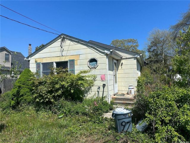  2 BR,  1.00 BTH &nbsp;Ranch style home in Mastic Beach