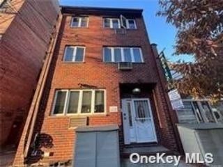  6 BR,  5.00 BTH &nbsp;Duplex style home in Rego Park