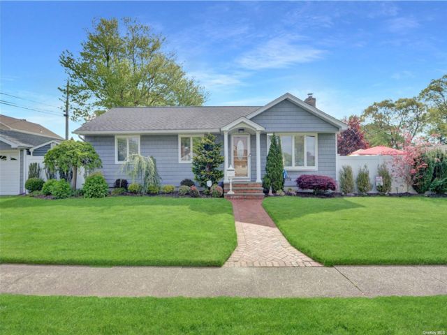  3 BR,  2.00 BTH &nbsp;Ranch style home in Seaford