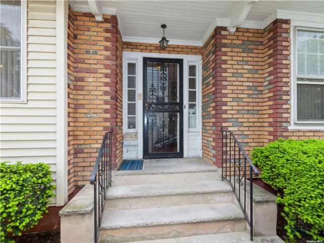  6 BR,  5.00 BTH &nbsp;Colonial style home in 