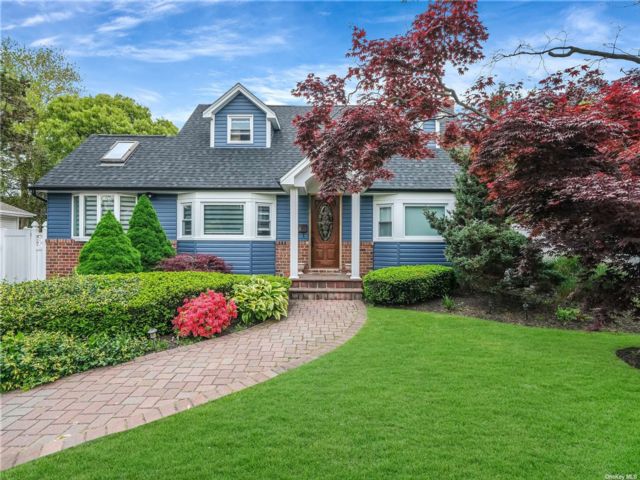  4 BR,  3.00 BTH &nbsp;Cape cod style home in Commack