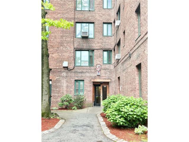  2 BR,  1.00 BTH &nbsp;Mid-rise style home in Parkchester
