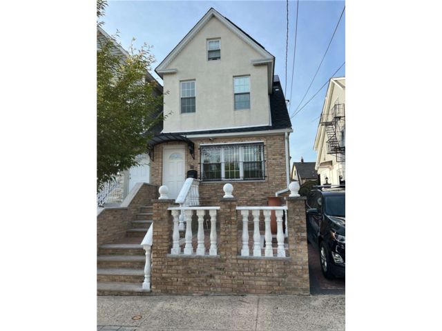  5 BR,  3.00 BTH &nbsp;Two story style home in Jamaica Hills