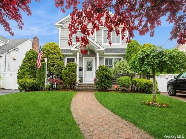  3 BR,  4.00 BTH &nbsp;Colonial style home in Franklin Square