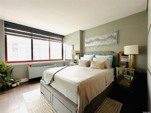  1 BR,  1.00 BTH &nbsp;High rise style home in Long Island City