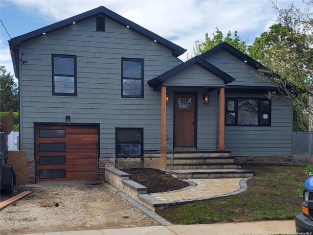  3 BR,  2.00 BTH &nbsp;Split level style home in Massapequa Park