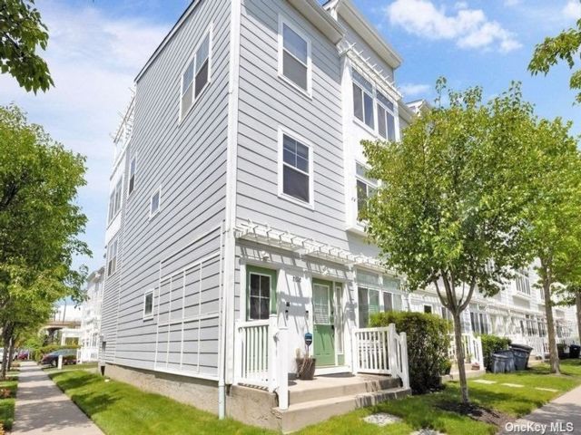  5 BR,  3.00 BTH &nbsp;Duplex style home in Arverne