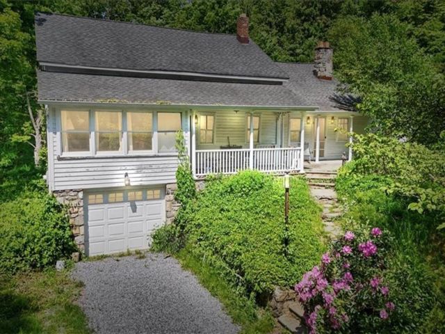  3 BR,  2.00 BTH &nbsp;Carriage house style home in Putnam Valley