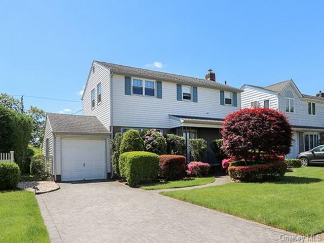  3 BR,  2.00 BTH &nbsp;Colonial style home in New Hyde Park