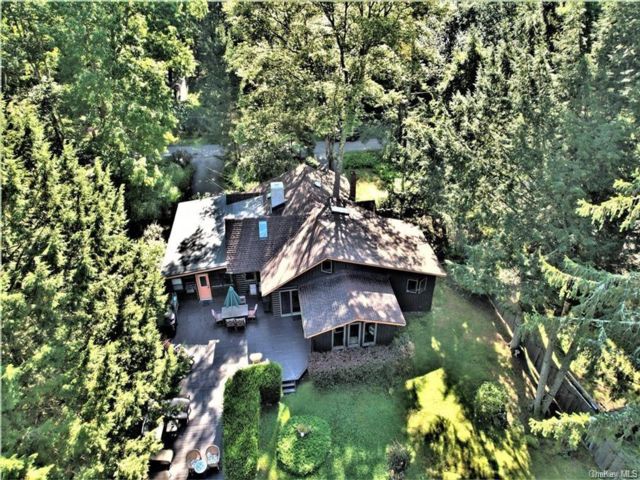  3 BR,  3.00 BTH &nbsp;Log style home in Bethel