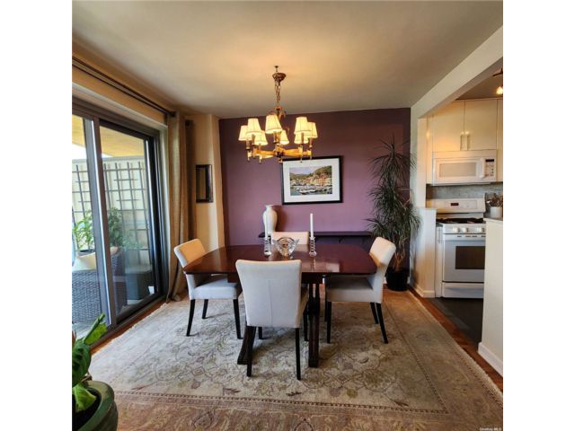  3 BR,  2.00 BTH &nbsp;High rise style home in Bayside