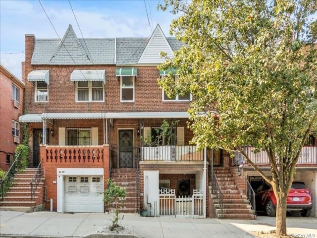  6 BR,  3.00 BTH &nbsp;Two story style home in Elmhurst