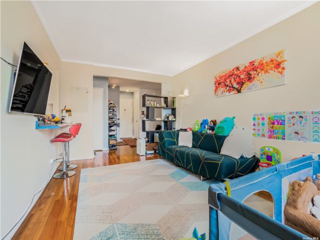  2 BR,  1.00 BTH &nbsp;Mid-rise style home in Rego Park