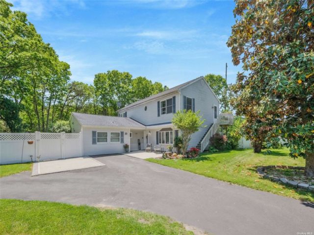  6 BR,  3.00 BTH &nbsp;Farm ranch style home in Ronkonkoma