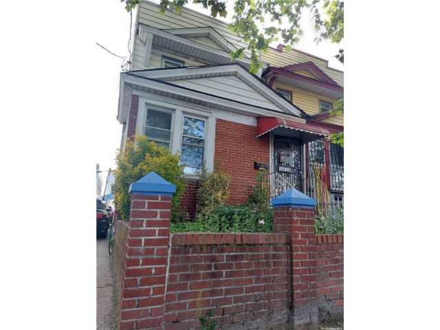  4 BR,  3.00 BTH &nbsp;Colonial style home in Jamaica