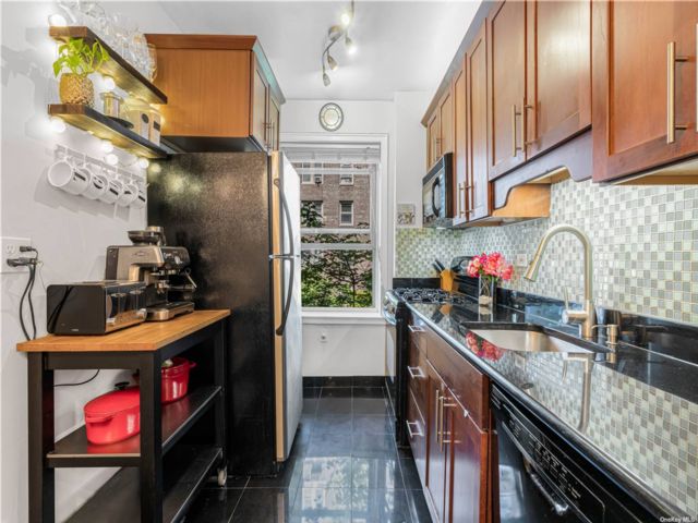  1 BR,  1.00 BTH &nbsp;Mid-rise style home in Woodside