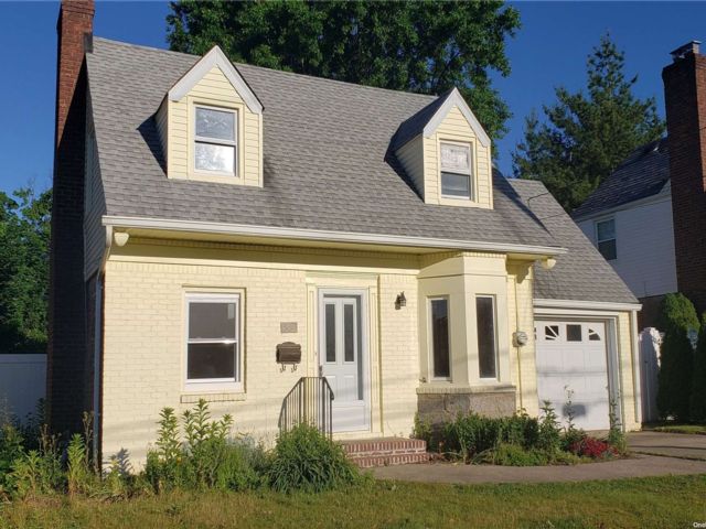  2 BR,  1.00 BTH &nbsp;Colonial style home in Garden City