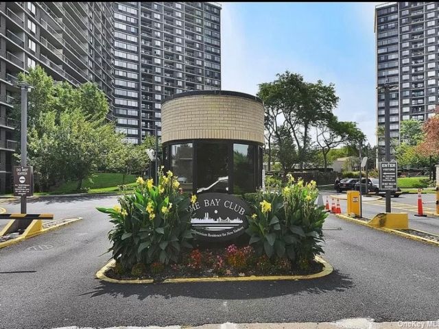  2 BR,  2.00 BTH &nbsp;High rise style home in Bayside