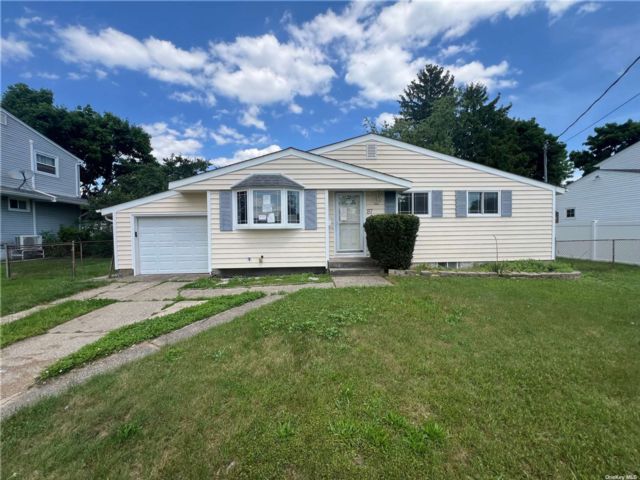  3 BR,  2.00 BTH &nbsp;Ranch style home in Deer Park