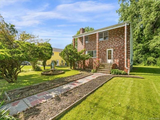  3 BR,  2.00 BTH &nbsp;Colonial style home in Cortlandt