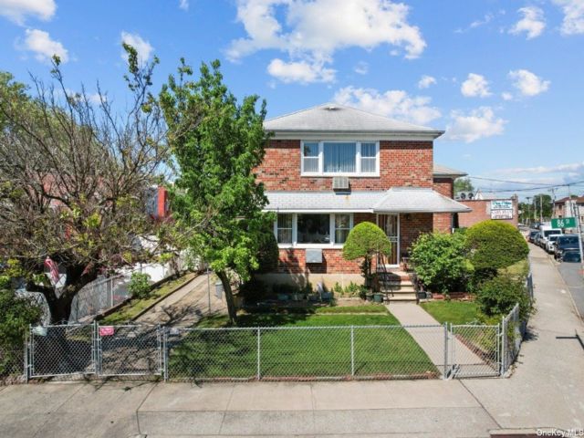  6 BR,  2.00 BTH &nbsp;Two story style home in Ozone Park