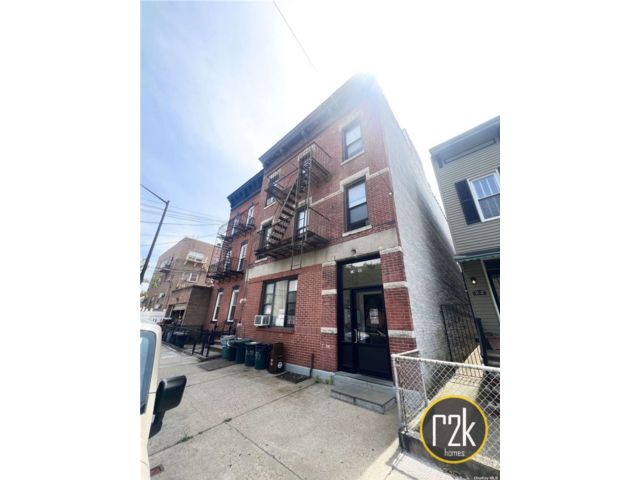  6 BR,  5.00 BTH &nbsp;Apartment style home in Astoria