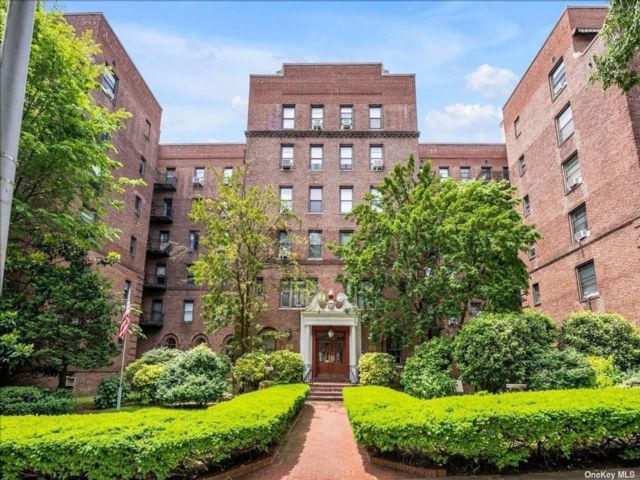  1 BR,  1.00 BTH &nbsp;Mid-rise style home in Kew Gardens