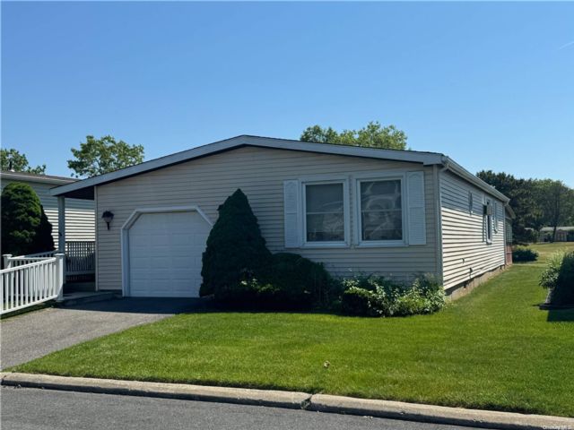  2 BR,  2.00 BTH &nbsp;Other style home in Manorville