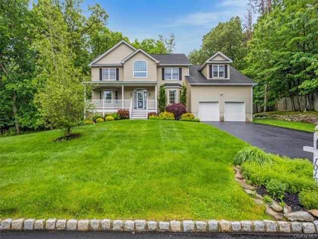  4 BR,  3.00 BTH &nbsp;Colonial style home in New Windsor