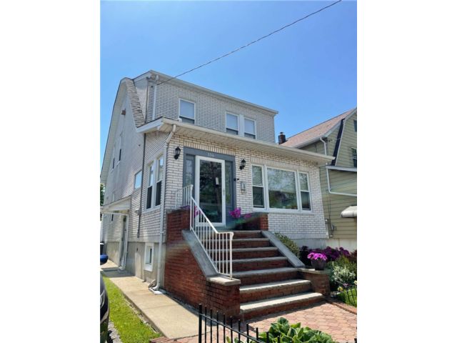  2 BR,  2.00 BTH &nbsp;Colonial style home in Stapleton