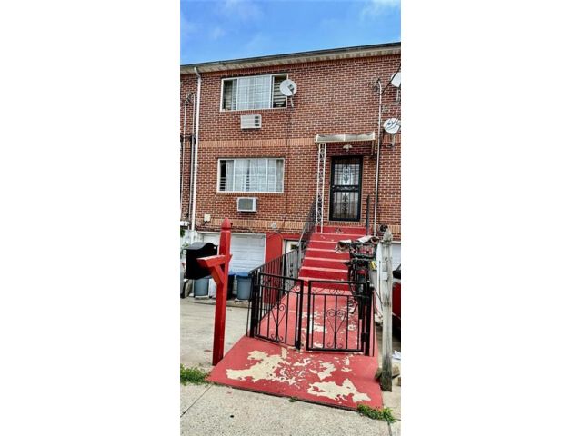  6 BR,  4.00 BTH &nbsp;House style home in Canarsie