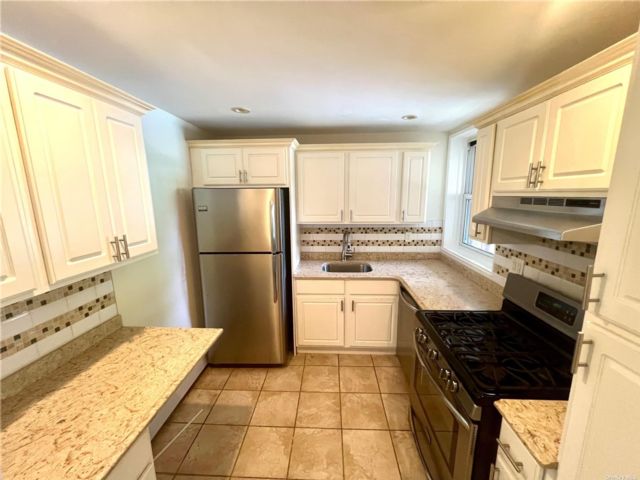 2 BR,  1.00 BTH &nbsp;High rise style home in Douglaston