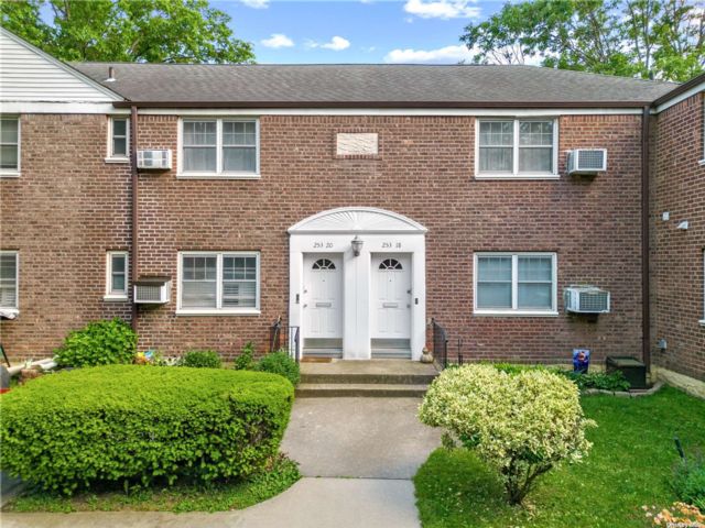  3 BR,  1.00 BTH &nbsp;Garden apartmen style home in Little Neck