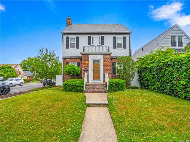  3 BR,  2.00 BTH &nbsp;Colonial style home in Flushing