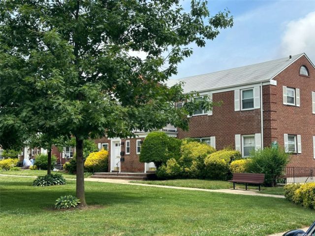  2 BR,  1.00 BTH &nbsp;Garden apartmen style home in Glen Oaks