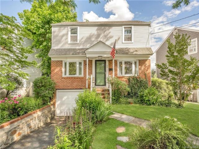  3 BR,  2.00 BTH &nbsp;Colonial style home in New Rochelle