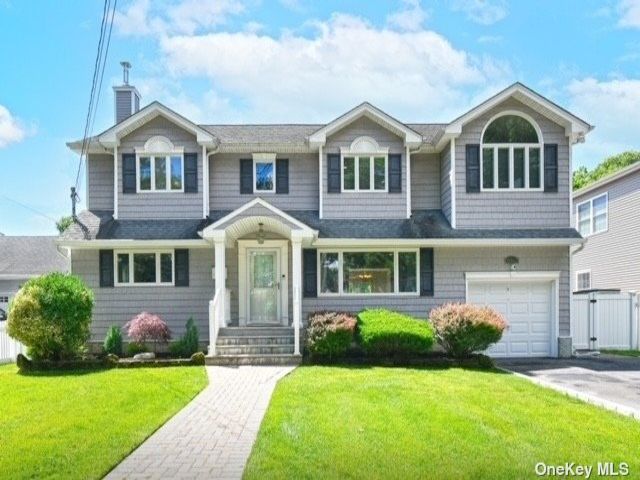  4 BR,  2.00 BTH &nbsp;Colonial style home in Merrick