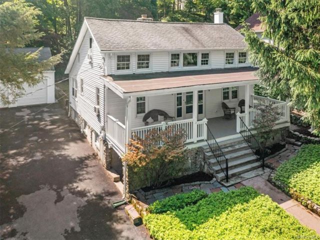  3 BR,  3.00 BTH &nbsp;Cape cod style home in Putnam Valley