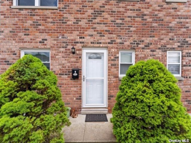  3 BR,  2.00 BTH &nbsp;Townhouse style home in Valley Stream