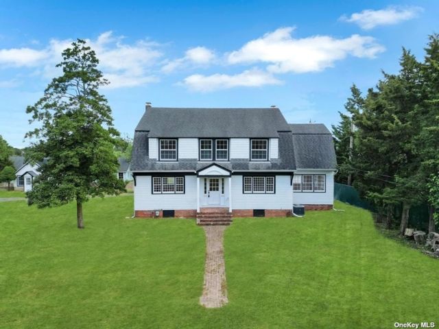  5 BR,  4.00 BTH &nbsp;Colonial style home in Bay Shore