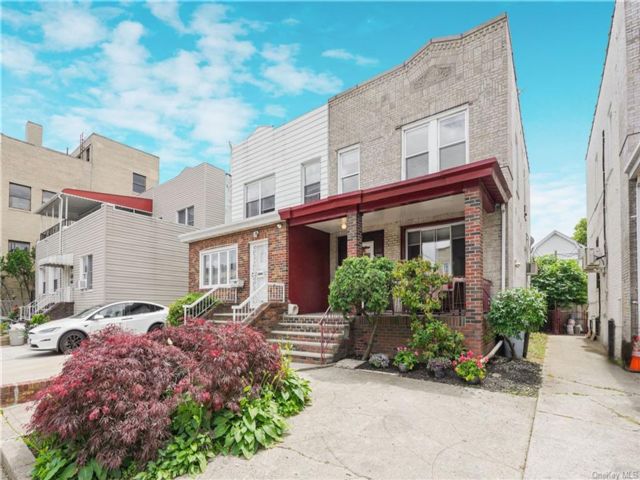  4 BR,  3.00 BTH &nbsp;Colonial style home in Bensonhurst